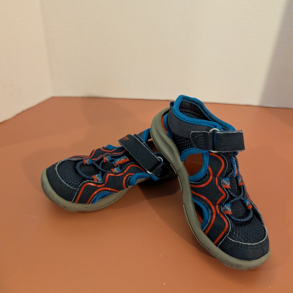 OshKosh B'Gosh Tempu Blue & Red Toddler Boy Sandals in Size 8M